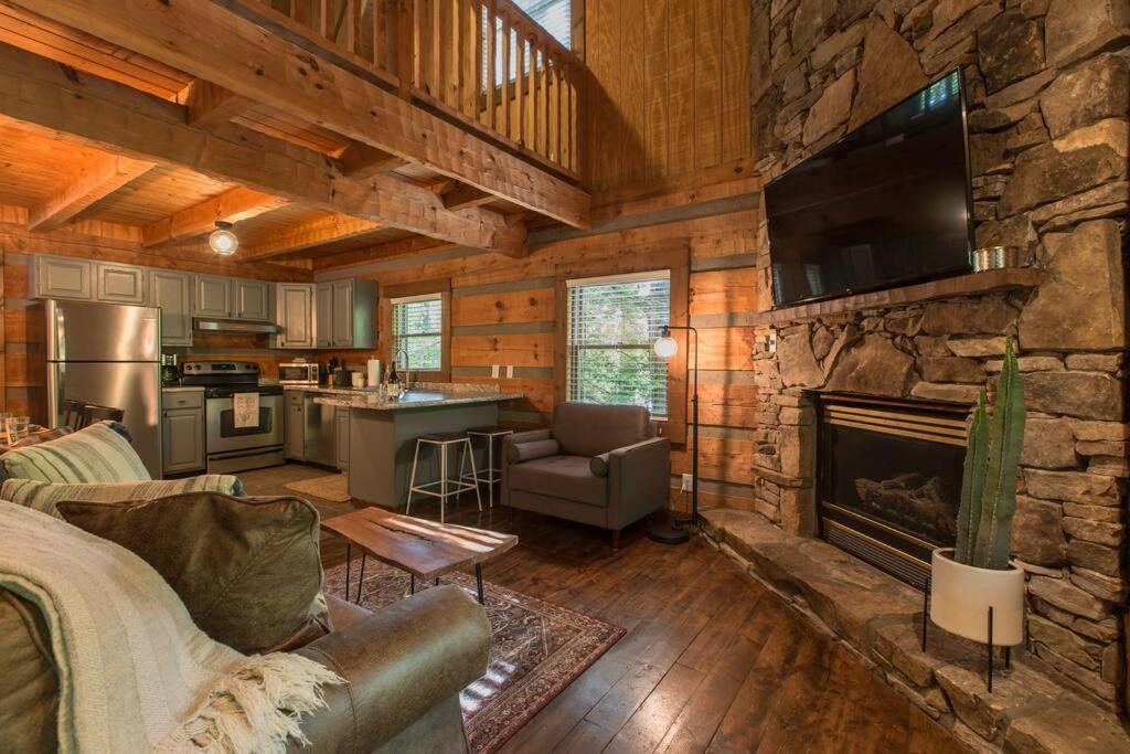 Southern Oak Cabin - Newly Remodeled - Close To All Attractions Sevierville Bagian luar foto